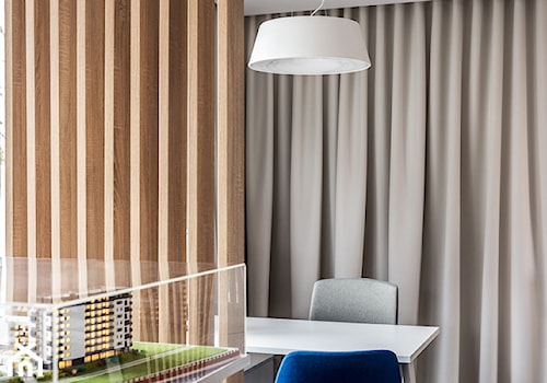 biuro sprzedaży Echo Zebra - Mała szara jadalnia jako osobne pomieszczenie - zdjęcie od ESSA Architektura