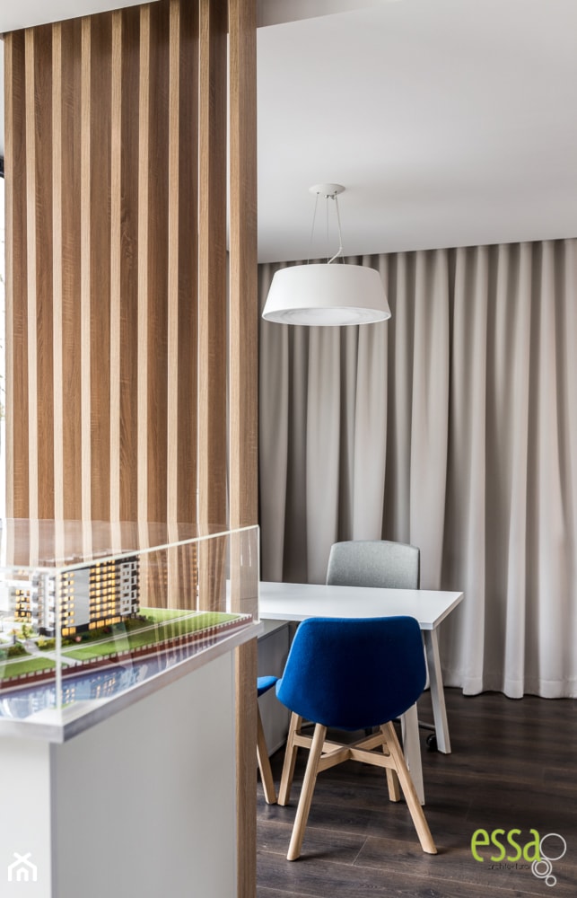 biuro sprzedaży Echo Zebra - Mała szara jadalnia jako osobne pomieszczenie - zdjęcie od ESSA Architektura