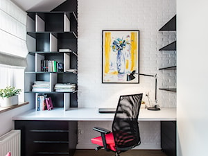 mezonet na Stabłowicach - Małe z sofą z zabudowanym biurkiem białe biuro, styl nowoczesny - zdjęcie od ESSA Architektura