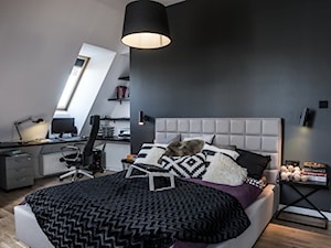 Gruntowny remont mieszkania na poddaszu - Średnia biała czarna z biurkiem sypialnia na poddaszu, styl nowoczesny - zdjęcie od ESSA Architektura
