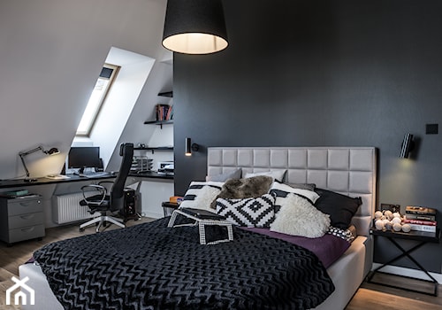 Gruntowny remont mieszkania na poddaszu - Średnia biała czarna z biurkiem sypialnia na poddaszu, styl nowoczesny - zdjęcie od ESSA Architektura
