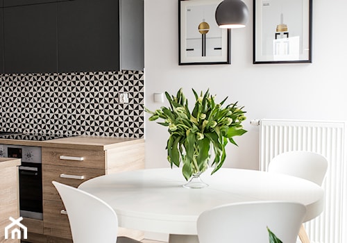 mieszkanie dwupokojowe Wrocław - Mała biała jadalnia w kuchni, styl nowoczesny - zdjęcie od ESSA Architektura