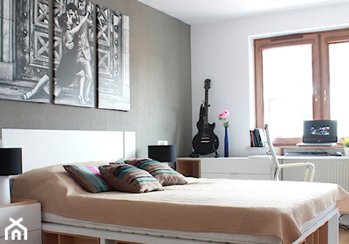 Mieszkanie ul. Nyska - Duża biała szara z biurkiem sypialnia, styl nowoczesny - zdjęcie od ESSA Architektura