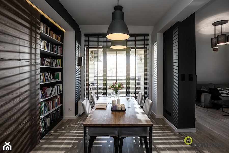Gruntowny remont mieszkania na poddaszu - Średnia biała czarna jadalnia w salonie, styl nowoczesny - zdjęcie od ESSA Architektura