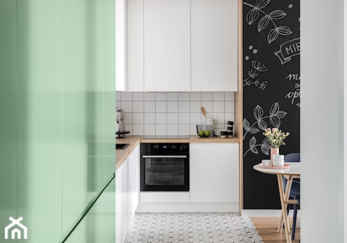 Projekt Mieszkania 58m2 | Białołęka - Średnia otwarta z salonem biała czarna z zabudowaną lodówką z nablatowym zlewozmywakiem kuchnia w kształcie litery l z oknem, styl nowoczesny - zdjęcie od Framuga studio