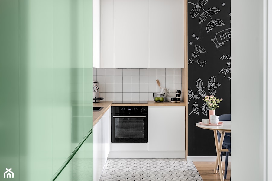 Projekt Mieszkania 58m2 | Białołęka - Średnia otwarta z salonem biała czarna z zabudowaną lodówką z nablatowym zlewozmywakiem kuchnia w kształcie litery l z oknem, styl nowoczesny - zdjęcie od Framuga studio