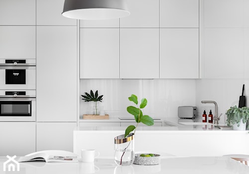 Projekt Mieszkania 132m2 | Mokotów - Średnia otwarta z salonem biała z zabudowaną lodówką z lodówką wolnostojącą z podblatowym zlewozmywakiem kuchnia w kształcie litery u, styl minimalistyczny - zdjęcie od Framuga studio