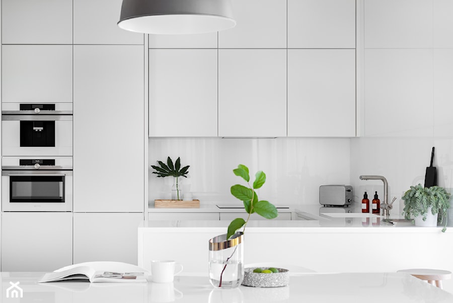 Projekt Mieszkania 132m2 | Mokotów - Średnia otwarta z salonem biała z zabudowaną lodówką z lodówką wolnostojącą z podblatowym zlewozmywakiem kuchnia w kształcie litery u, styl minimalistyczny - zdjęcie od Framuga studio