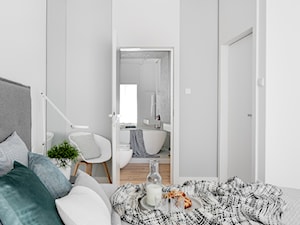 Projekt Mieszkania 132m2 | Mokotów - Mała biała szara sypialnia z łazienką, styl minimalistyczny - zdjęcie od Framuga studio