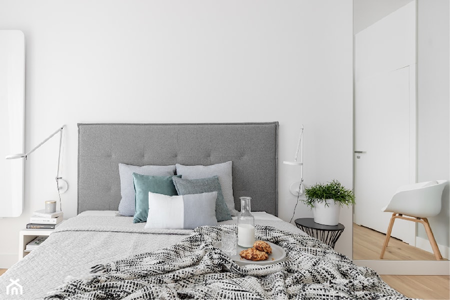 Projekt Mieszkania 132m2 | Mokotów - Średnia biała szara sypialnia, styl minimalistyczny - zdjęcie od Framuga studio