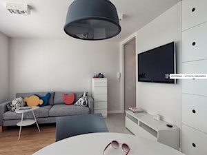 Studio na 10 piętrze - Mały biały salon z jadalnią, styl minimalistyczny - zdjęcie od studio POTORSKA