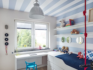 Wnętrze z Banksy`m - Średni biały szary niebieski pokój dziecka dla dziecka dla chłopca, styl skandynawski - zdjęcie od studio POTORSKA