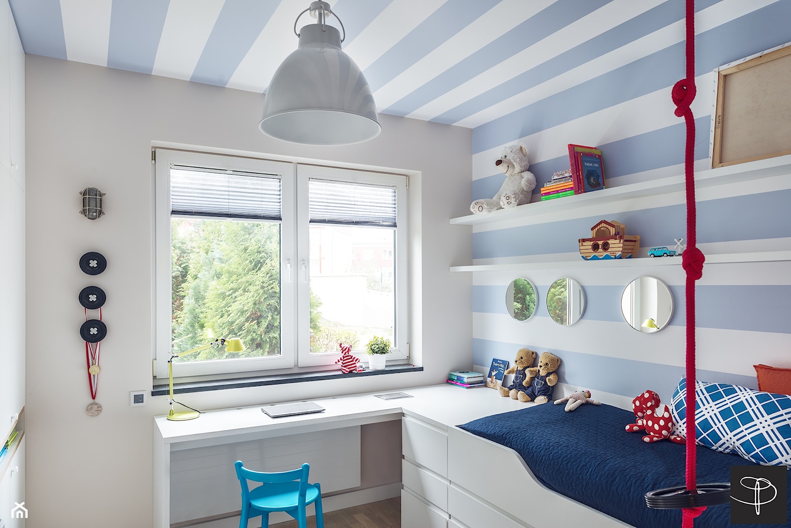 Wnętrze z Banksy`m - Średni biały szary niebieski pokój dziecka dla dziecka dla chłopca, styl skandynawski - zdjęcie od studio POTORSKA - Homebook