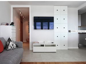 Studio na 10 piętrze - Średni biały salon, styl minimalistyczny - zdjęcie od studio POTORSKA