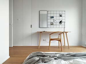 Apartament w Gdyni 90 m2 w Silver House - Mała biała szara z biurkiem sypialnia z balkonem / tarasem ... - zdjęcie od studio POTORSKA