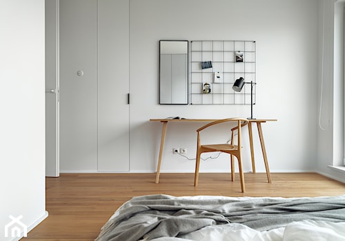 Apartament w Gdyni 90 m2 w Silver House - Mała biała szara z biurkiem sypialnia z balkonem / tarasem, styl skandynawski - zdjęcie od studio POTORSKA