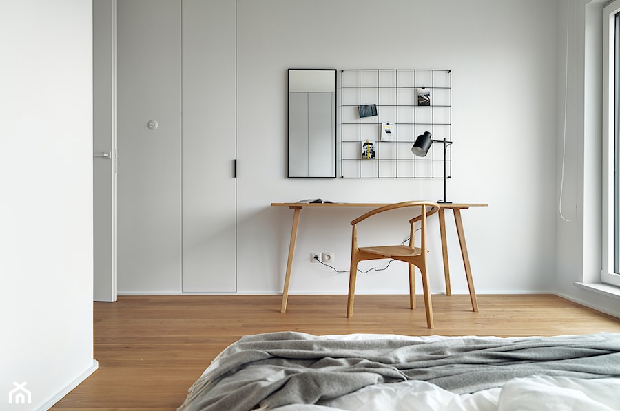 Apartament w Gdyni 90 m2 w Silver House - Mała biała szara z biurkiem sypialnia z balkonem / tarasem, styl skandynawski - zdjęcie od studio POTORSKA