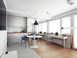 Studio na 10 piętrze - Mała biała jadalnia w salonie, styl minimalistyczny - zdjęcie od studio POTORSKA