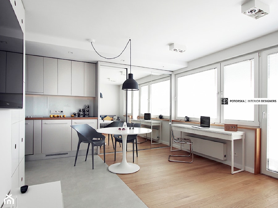 Studio na 10 piętrze - Mała biała jadalnia w salonie, styl minimalistyczny - zdjęcie od studio POTORSKA