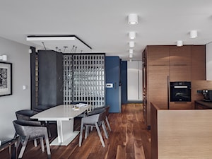 Wielkomiejski Eklektyzm - apartament 120 m2 Gdynia - Średnia biała jadalnia w salonie, styl nowocz ... - zdjęcie od studio POTORSKA