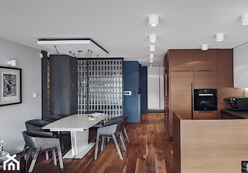 Wielkomiejski Eklektyzm - apartament 120 m2 Gdynia - Średnia biała jadalnia w salonie, styl nowoczesny - zdjęcie od studio POTORSKA