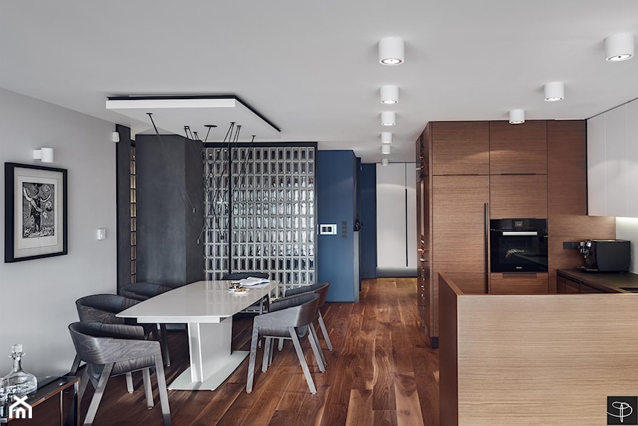Wielkomiejski Eklektyzm - apartament 120 m2 Gdynia - Średnia biała jadalnia w salonie, styl nowoczesny - zdjęcie od studio POTORSKA