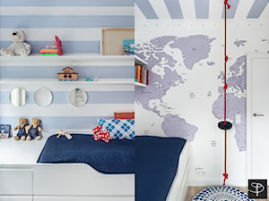 Wnętrze z Banksy`m - Średni biały niebieski pokój dziecka dla dziecka dla chłopca, styl skandynawski - zdjęcie od studio POTORSKA