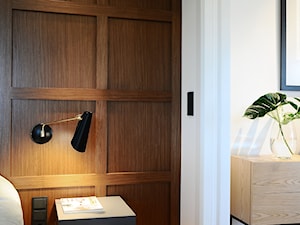 Sopocki apartament w stylu Retro, 50m2 - Mała biała sypialnia, styl tradycyjny - zdjęcie od studio POTORSKA