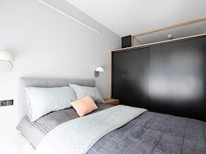 Letnie studio w Gdyni, 50m2 - Mała biała sypialnia, styl nowoczesny - zdjęcie od studio POTORSKA