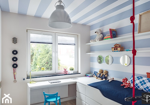Średni biały szary niebieski pokój dziecka dla dziecka dla chłopca, styl skandynawski - zdjęcie od studio POTORSKA