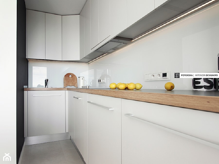 Studio na 10 piętrze - Mała biała czarna kuchnia w kształcie litery l, styl minimalistyczny - zdjęcie od studio POTORSKA