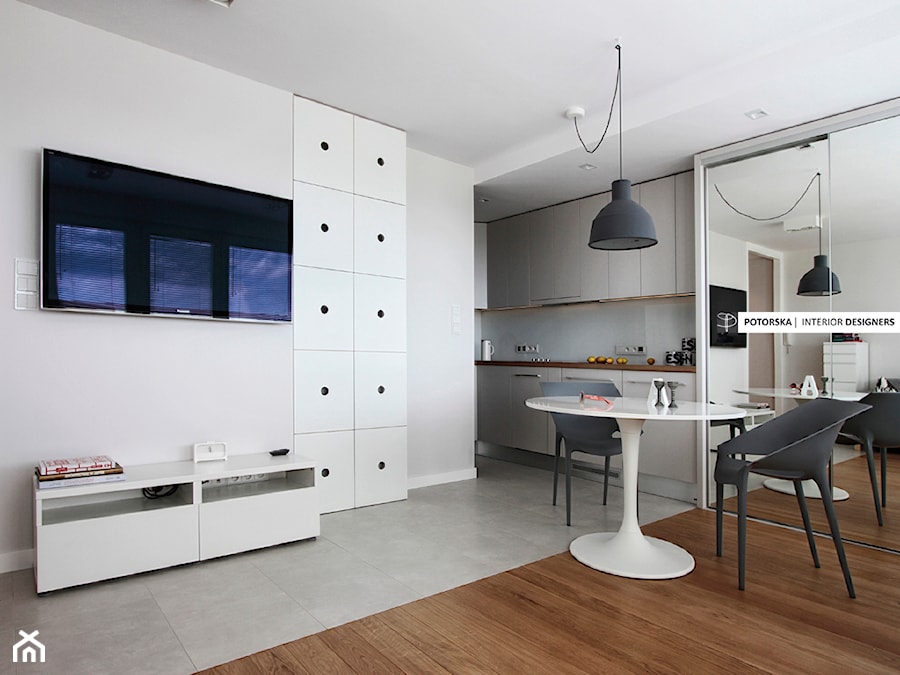 Studio na 10 piętrze - Mały biały salon z kuchnią z jadalnią, styl minimalistyczny - zdjęcie od studio POTORSKA
