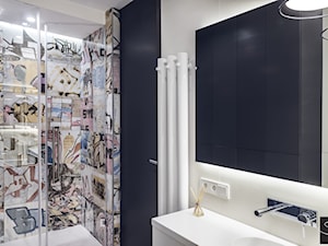 Wnętrze z Banksy`m - Mała bez okna z lustrem łazienka, styl industrialny - zdjęcie od studio POTORSKA