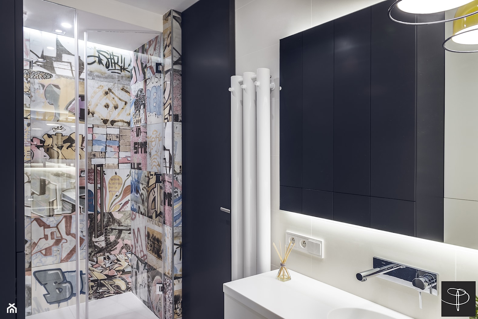 Wnętrze z Banksy`m - Mała bez okna z lustrem łazienka, styl industrialny - zdjęcie od studio POTORSKA - Homebook