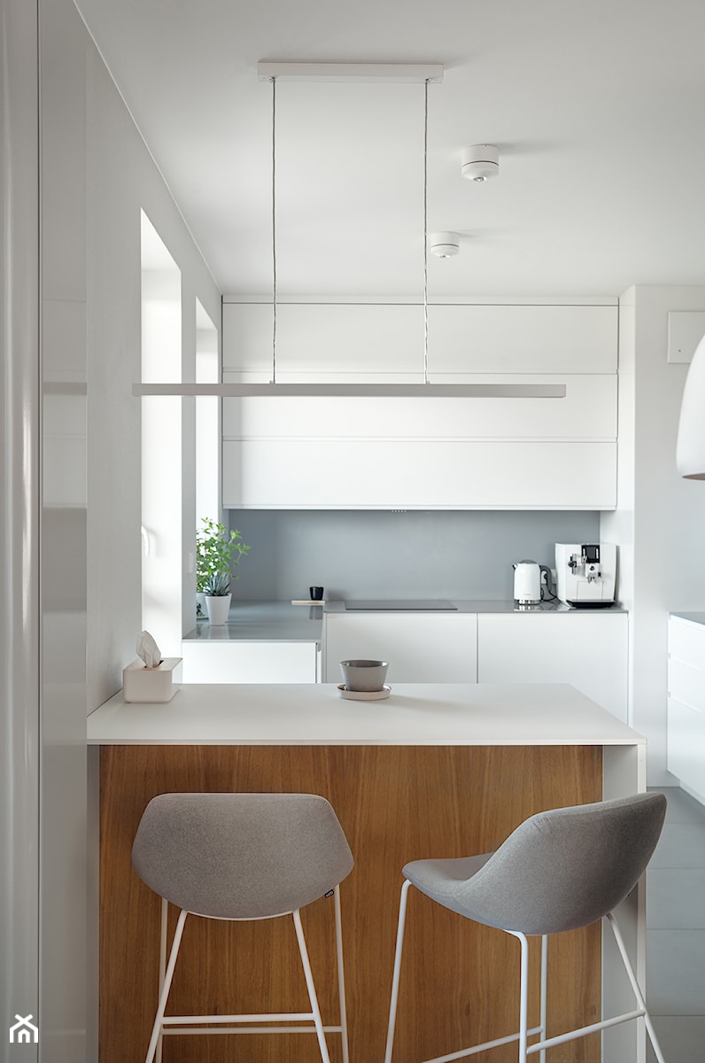 Dwupoziomowy apartament w Gdańsku 120 m - Średnia otwarta z salonem biała szara kuchnia w kształcie litery l dwurzędowa z oknem, styl nowoczesny - zdjęcie od studio POTORSKA