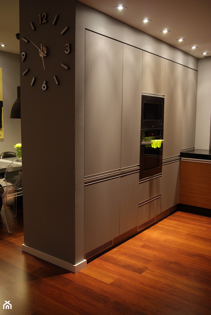 Gray is my way... - Mała średnia otwarta z salonem z zabudowaną lodówką kuchnia w kształcie litery l jednorzędowa, styl nowoczesny - zdjęcie od bubblechair
