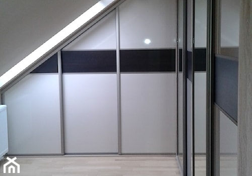 Mieszkanie prywatne - Średnia zamknięta garderoba na poddaszu - zdjęcie od METAMORFOZA Projektowanie Wnętrz