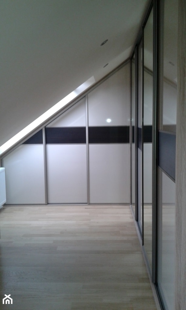 Mieszkanie prywatne - Średnia zamknięta garderoba na poddaszu - zdjęcie od METAMORFOZA Projektowanie Wnętrz