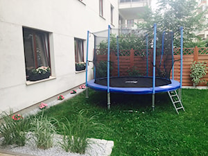 Moje zielone made in warsaw - Średni ogród za domem z trampoliną, styl tradycyjny - zdjęcie od martynka