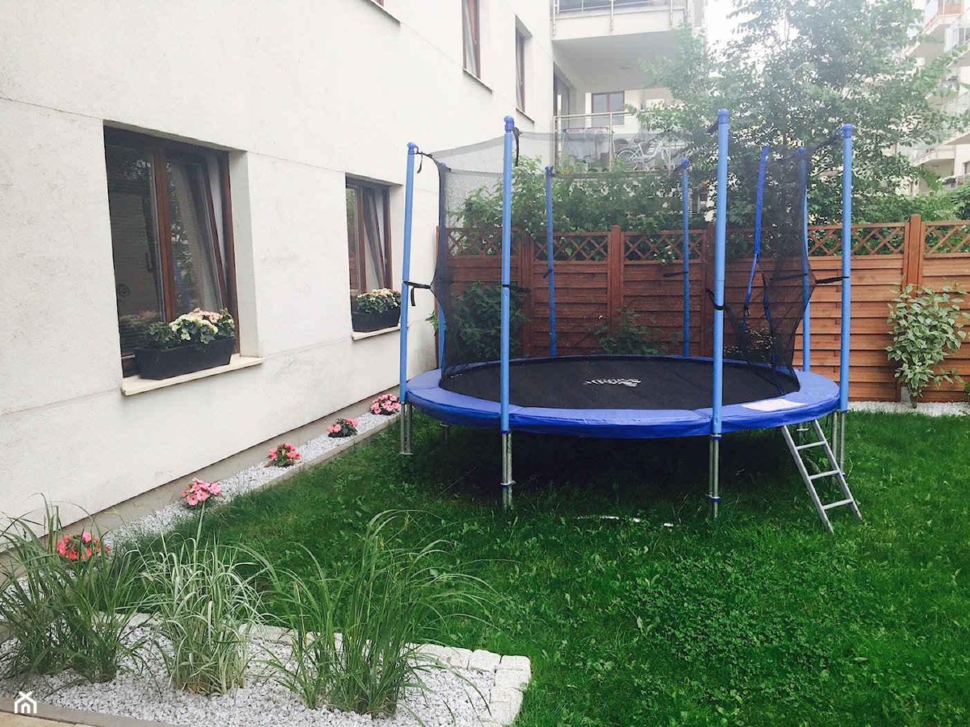 Moje zielone made in warsaw - Średni ogród za domem z trampoliną, styl tradycyjny - zdjęcie od martynka - Homebook