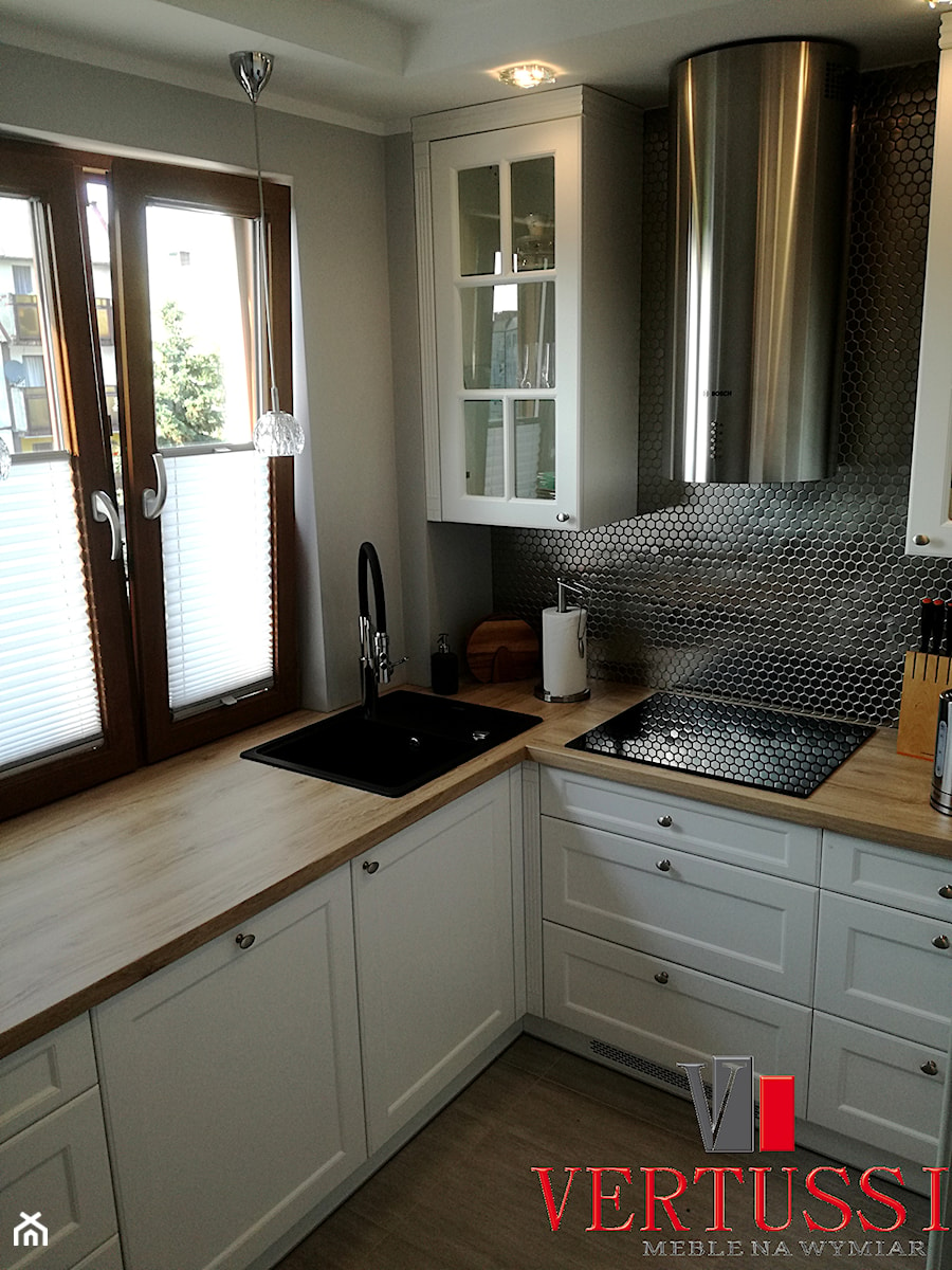 Realizacja-Będzin - Mała zamknięta biała czarna z zabudowaną lodówką z nablatowym zlewozmywakiem kuchnia w kształcie litery l z oknem, styl skandynawski - zdjęcie od Vertussi Manufaktura Mebli