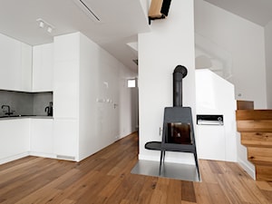 Mieszkanie w Krakowie 1 - realizacja - Mały biały salon z kuchnią, styl nowoczesny - zdjęcie od ARCHISSIMA