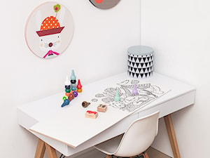Pokoje dziecięce - aranżacja oraz stylizacja sesji dla sklepu Kalaluszek - Średni biały szary pokój dziecka dla dziecka dla chłopca dla dziewczynki, styl skandynawski - zdjęcie od ARCHISSIMA