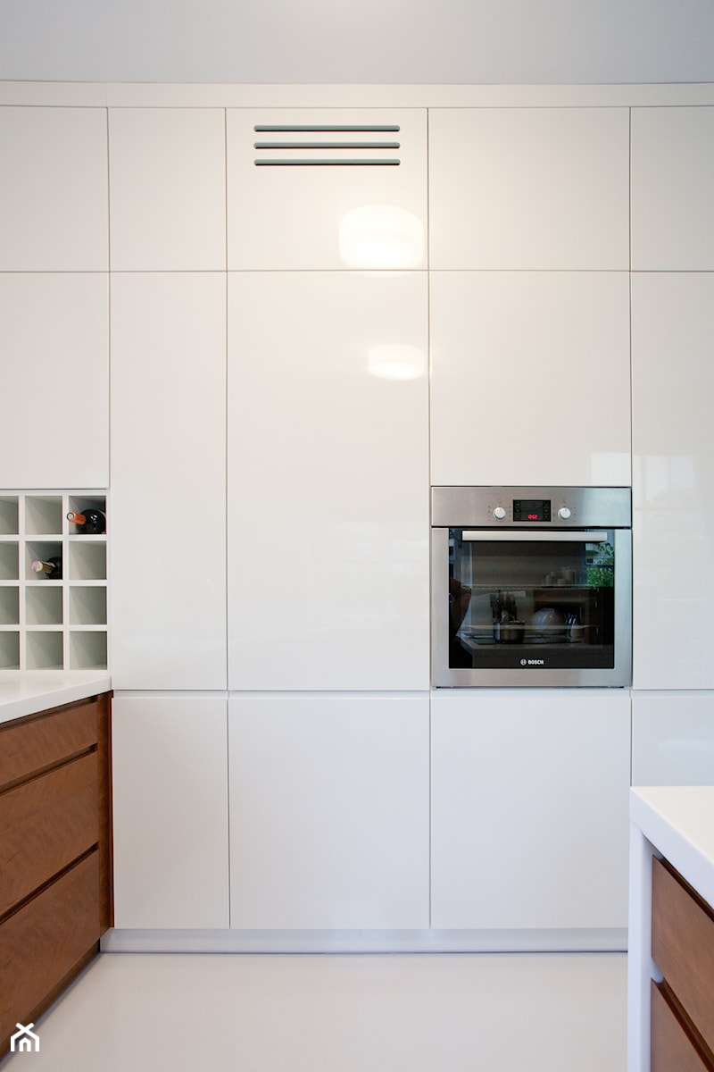 Mieszkanie w Krakowie - realizacja - Z salonem z zabudowaną lodówką kuchnia w kształcie litery u, styl nowoczesny - zdjęcie od ARCHISSIMA