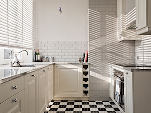 Mieszkanie w Śródmieściu - Średnia zamknięta z kamiennym blatem biała z zabudowaną lodówką kuchnia w kształcie litery l w kształcie litery u - zdjęcie od Mięta Morris