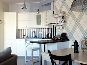 MIeszkanie w Centrum - Mała z salonem beżowa niebieska z zabudowaną lodówką z podblatowym zlewozmywakiem kuchnia w kształcie litery l - zdjęcie od Mięta Morris