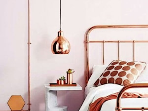 50 shades of gold - Mała biała sypialnia, styl vintage - zdjęcie od Ploneres.pl