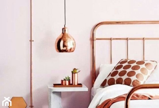 różowa ściana w sypialni, miedziana lampa wisząca, miedziana rama łóżka