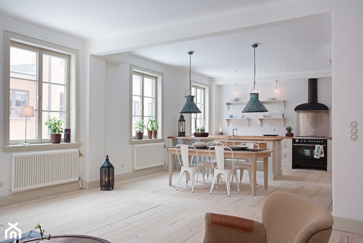 Duża biała jadalnia w salonie w kuchni, styl skandynawski - zdjęcie od Ploneres.pl