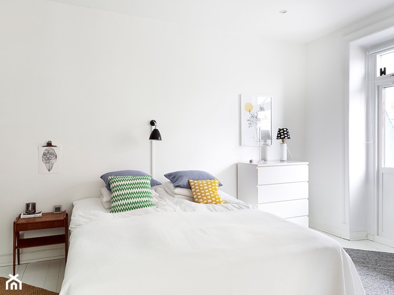 Mieszkanie w bieli - bez zbędnego przepychu - Sypialnia, styl minimalistyczny - zdjęcie od Ploneres.pl